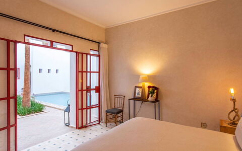 Dar Splendid: Piso, Suelo, Diseño De Interiores, Mueble, Puerta, Piscina, Recurso, Techo, Departamento, Manchas De Madera
