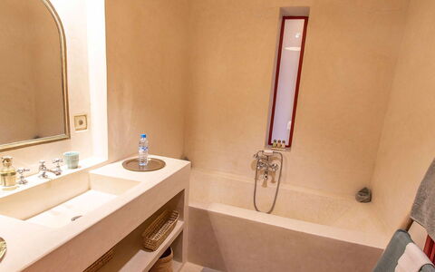 Dar Splendid: Pared, Arreglo De Tubería, Piso, Suelo, Baño, Diseño De Interiores, Grifo, Plomería, Lavabo Del Baño, Marrón