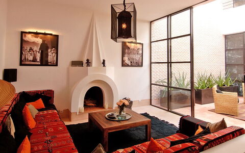 Dar Sami: Mueble, Diseño De Interiores, Pared, Piso, Suelo, Sala, Encendiendo, Techo, Casa, Habitación
