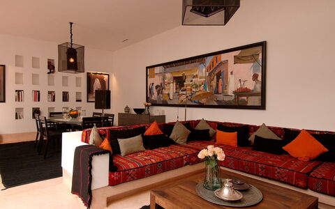 Dar Sami: Mueble, Diseño De Interiores, Sofá, Pared, Piso, Suelo, Sala, Textil, Encendiendo, Casa