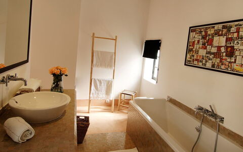 Dar Sami: Pared, Diseño De Interiores, Piso, Arreglo De Tubería, Suelo, Baño, Encendiendo, Plomería, Bañera, Techo