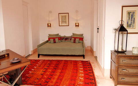 Dar Sami: Mueble, Diseño De Interiores, Piso, Suelo, Madera, Habitación, Encendiendo, Casa, Sala, Suelos De Madera