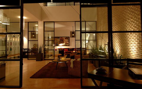 Dar Sami: Mueble, Diseño De Interiores, Piso, Pared, Suelo, Techo, Lámpara, Madera, Encendiendo, Sala