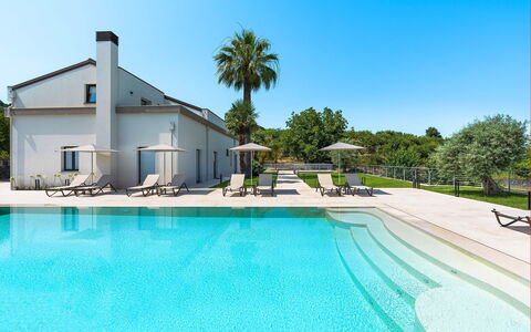 Villa Cloris: Azul, Agua, Piscina, Material Compuesto, Piscina De Reflejo, Recurso, Reflexión, Sombra, Eco Hotel, Inmuebles