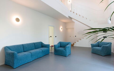 Villa Cloris: Piso, Suelo, Diseño De Interiores, Sofá, Mueble, Sala, Techo, Departamento, Comodidad