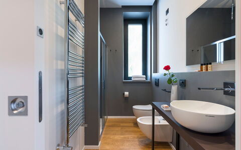 Villa Cloris: Baño, Diseño De Interiores, Arreglo De Tubería, Piso, Pared, Suelo, Lavabo, Espejo, Lavabo Del Baño, Grifo