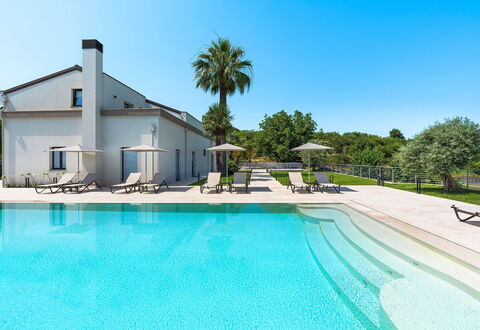 Villa Cloris: Azul, Agua, Piscina, Material Compuesto, Piscina De Reflejo, Recurso, Reflexión, Sombra, Eco Hotel, Inmuebles