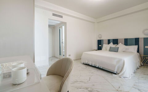 Villa Shelly: Diseño De Interiores, Piso, Suelo, Mueble, Habitación, Techo, Habitación, Cama, Lecho, Sábana