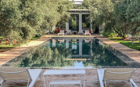 Villa Susan: Piscina, Inmuebles, Jardín, Recurso, Reflexión, Sombra, Silla, Mueble Para Exteriores, Piscina De Reflejo, Paisajismo
