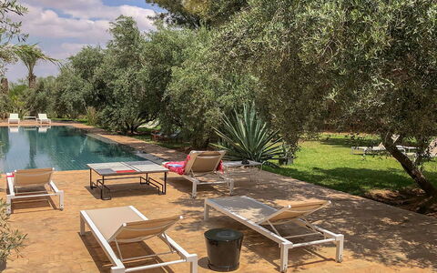 Villa Susan: Piscina, Mueble Para Exteriores, Sunlounger, Recurso, Jardín, Silla, Sombra, Patio Interior, Hacienda, Paisajismo