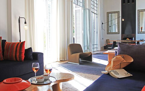 Villa Susan: Mueble, Diseño De Interiores, Piso, Pared, Suelo, Sala, Sofá, Madera, Habitación, Textil