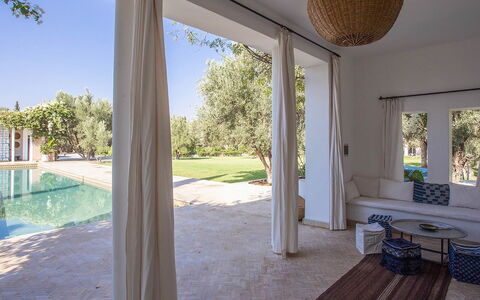 Villa Zagar: Mueble, Suelo, Casa, Recurso, Sombra, Piscina, Inmuebles, Silla, Villa, Madera Dura