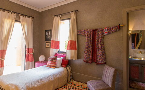 Villa Zagar: Diseño De Interiores, Mueble, Pared, Suelo, Habitación, Habitación, Madera, Piso, Linos, Cama