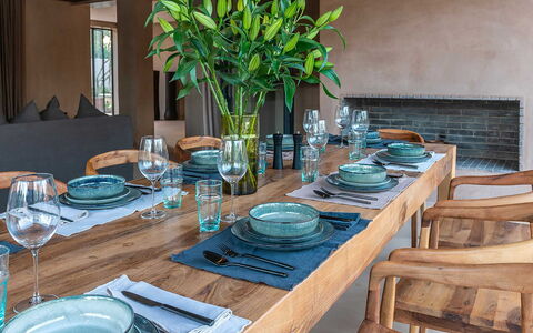 Dar Sun: Mueble, Mesa, Diseño De Interiores, Madera, Vajilla, Comedor, Cocina Y Comedor Mesa, Silla, Utensilios Para Servir, Piso
