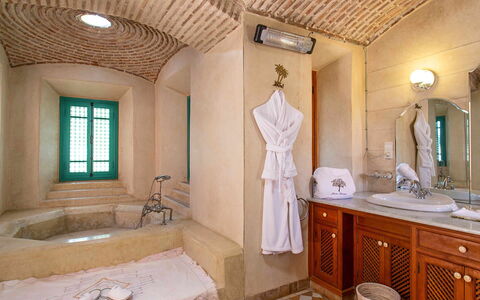 Villa Royale: Diseño De Interiores, Piso, Suelo, Arreglo De Tubería, Mueble, Lavabo Del Baño, Techo, Baño, Lavabo, Plomería