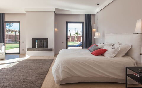 Villa Delizia: Mueble, Diseño De Interiores, Cama, Habitación, Pared, Piso, Suelo, Techo, Casa, Habitación