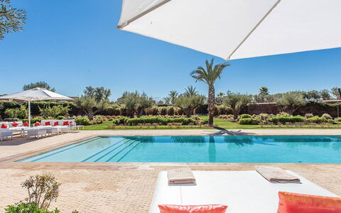 Villa Delizia: Piscina, Recurso, Mueble Para Exteriores, Jardín, Sunlounger, Paisajismo, Paraguas, Hacienda, Eco Hotel, Sombra