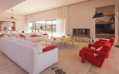 Villa Delizia: Diseño De Interiores, Piso, Suelo, Sofá, Mueble, Sala, Techo, Casa, Departamento