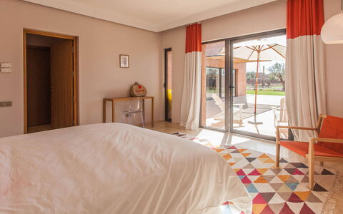 Villa Delizia: Mueble, Suelo, Piso, Diseño De Interiores, Manchas De Madera, Silla, Recurso, Sombra, Madera Dura, Piscina