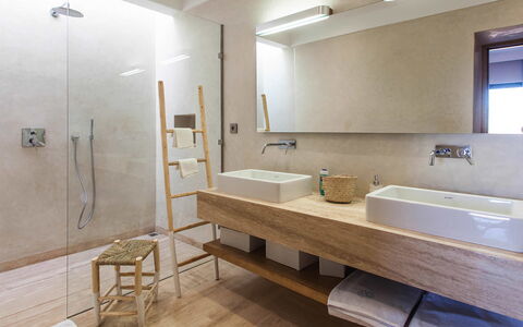 Villa Delizia: Piso, Diseño De Interiores, Suelo, Arreglo De Tubería, Pared, Lavabo Del Baño, Baño, Madera, Lavabo, Grifo
