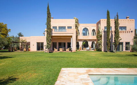 Villa Elio: Árbol, Barrio Residencial, Casa, Arquitectura, Casa, Inmuebles, El Terreno Del Lote, Jardín, Mansión