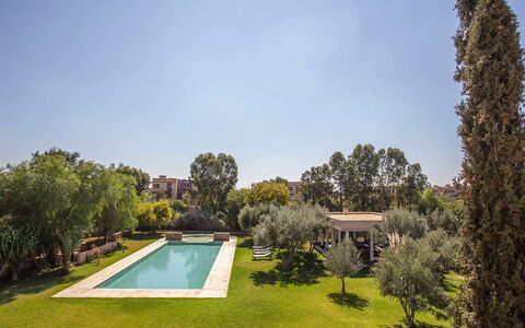 Villa Elio: Árbol, Piscina, Arbusto, Jardín, Inmuebles, Césped, Paisajismo, Yarda, Hacienda, Patio Interior