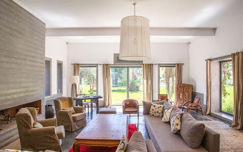 Villa Elio: Mueble, Diseño De Interiores, Piso, Suelo, Sofá, Madera, Techo, Sala, Habitación, Casa