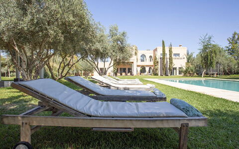 Villa Elio: Mueble, Mueble Para Exteriores, Piscina, Sombra, Sunlounger, Jardín, Recurso, Paisajismo, Sillón