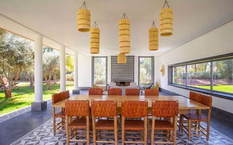 Villa Elio: Mueble, Diseño De Interiores, Piso, Techo, Mesa, Suelo, Silla, Cocina Y Comedor Mesa, Manchas De Madera, Comedor