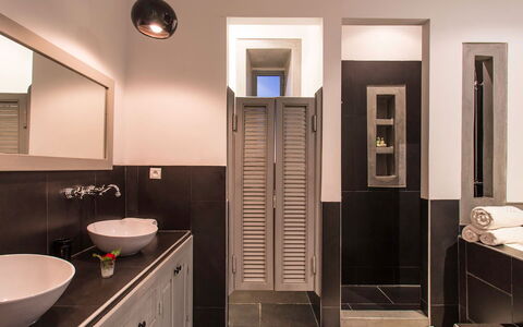 Villa Elio: Diseño De Interiores, Baño, Arreglo De Tubería, Piso, Pared, Suelo, Lavabo Del Baño, Lavabo, Techo, Lámpara