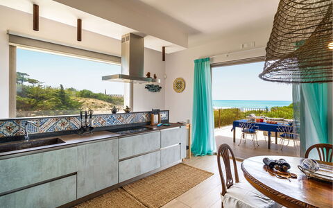 Casa Gentile: Cocina, Mueble, Diseño De Interiores, Mostrador, Piso, Suelo, Habitación, Aparato De Cocina, Encendiendo, Mesa