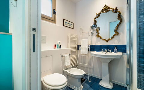 Casa Gentile: Piso, Diseño De Interiores, Arreglo De Tubería, Suelo, Baño, Lavabo Del Baño, Grifo, Departamento, Puerta, Plomería