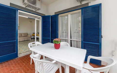 Casa Iago: Piso, Suelo, Departamento, Sombra, Loseta, Planta De Casa, Balcón, Mueble Para Exteriores, Maceta, Inicio De La Puerta