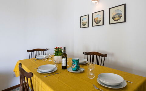Casa Iago: Mueble, Diseño De Interiores, Madera, Mesa, Comedor, Piso, Cocina Y Comedor Mesa, Suelo, Habitación, Manteles