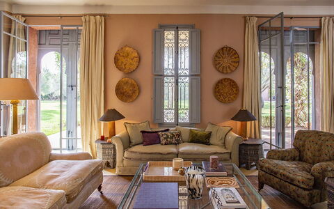 Villa Mauri: Mueble, Diseño De Interiores, Sofá, Piso, Pared, Suelo, Madera, Sala, Casa, Habitación