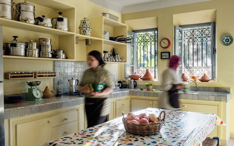 Villa Mauri: Mueble, Diseño De Interiores, Cocina, Estante, Estantería, Mostrador, Piso, Encendiendo, Casa, Gabinetes