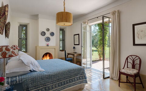 Villa Mauri: Mueble, Diseño De Interiores, Habitación, Pared, Cama, Suelo, Piso, Casa, Techo, Madera