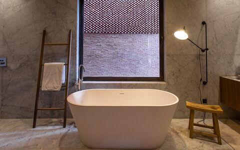 Villa Palmeraie: Pared, Piso, Suelo, Material Compuesto, Arreglo De Tubería, Bañera, Plomería, Loseta, Lámpara, Baño