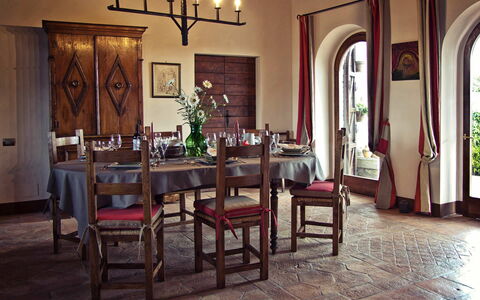 Villa Selvamica: Mueble, Diseño De Interiores, Mesa, Piso, Silla, Madera, Comedor, Suelo, Cocina Y Comedor Mesa, Encendiendo
