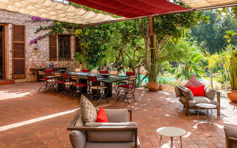 Le Jardin Mogador: Mueble, Silla, Mueble Para Exteriores, Mesa, Mesa Al Aire Libre, Jardín, Recurso, Sombra, Patio Interior, Maceta
