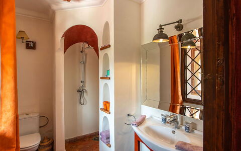 Le Jardin Mogador: Pared, Diseño De Interiores, Piso, Lavabo Del Baño, Arreglo De Tubería, Suelo, Techo, Habitación, Baño, Grifo