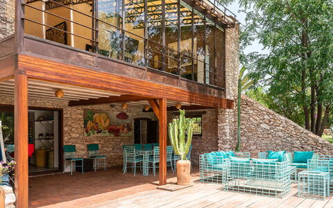 Le Jardin Mogador: Madera, Mueble, Silla, Casa, Porche, Material Compuesto, Mueble Para Exteriores, Puerta, Cubierta, Cabaña