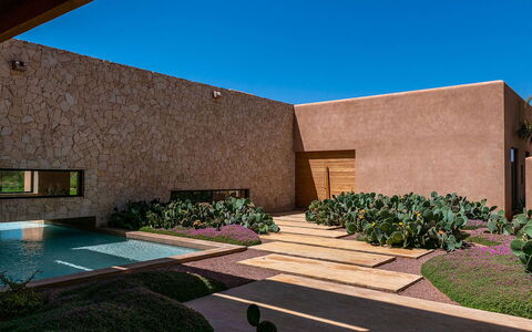 Villa Amrabat: Pared, Arquitectura, Jardín, Arbusto, Material Compuesto, Paisajismo, Hormigón, Inmuebles, Sombra, Patio