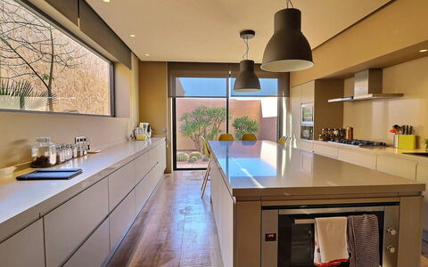 Villa Amrabat: Cocina, Diseño De Interiores, Mostrador, Piso, Aparato De Cocina, Gabinetes, Techo, Suelo, Encendiendo, Lámpara