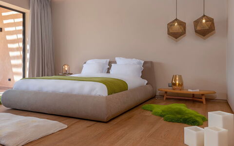 Villa Amrabat: Mueble, Diseño De Interiores, Suelo, Piso, Madera, Habitación, Cama, Casa, Suelos De Madera, Marrón