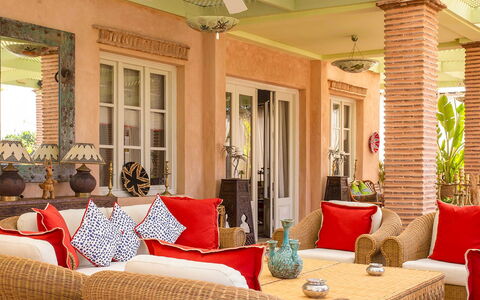 Villa Jamila: Mueble, Diseño De Interiores, Silla, Mesa, Techo, Piso, Suelo, Sofá, Sala, Mesa De Café