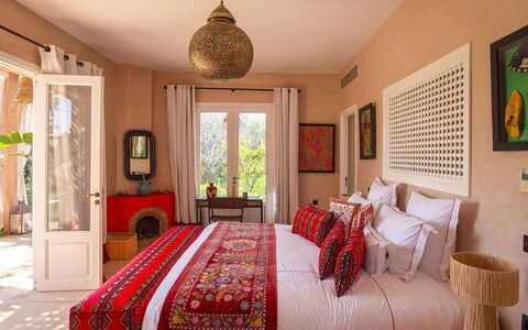 Villa Jamila: Mueble, Diseño De Interiores, Habitación, Cama, Textil, Lecho, Linos, Sábana, Encendiendo, Suelo