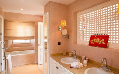 Villa Jamila: Pared, Arreglo De Tubería, Diseño De Interiores, Piso, Suelo, Madera, Baño, Lavabo, Lavabo Del Baño, Mueble De Baño