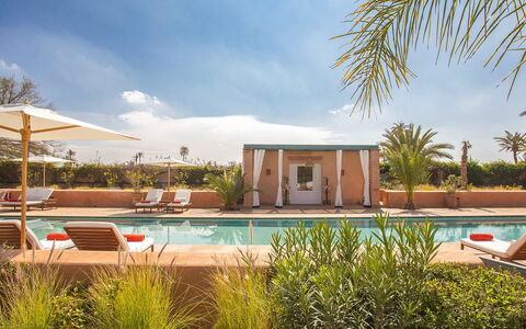 Villa Jamila: Piscina, Recurso, Mueble Para Exteriores, Paisajismo, Sunlounger, Paraguas, Sombra, Silla, Maceta, Eco Hotel