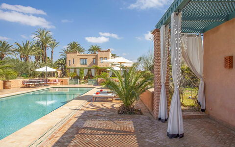 Villa Jamila: Piscina, Recurso, Mueble Para Exteriores, Hacienda, Inmuebles, Paraguas, Villa, Paisajismo, Hotel